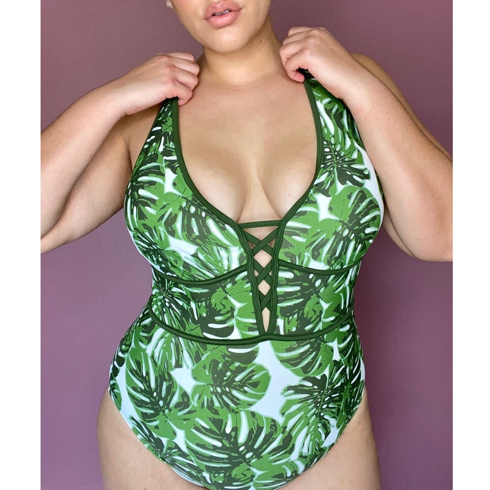 Plus size floral swimsuit 💚